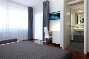 ein Hotelzimmer mit einem Bett und einem Waschbecken in der Unterkunft J24 B&B in Rom