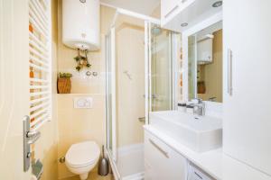 コジノにあるKožino Nicole Design Apartmentのトイレ、洗面台、シャワー付きのバスルーム +59枚の写真