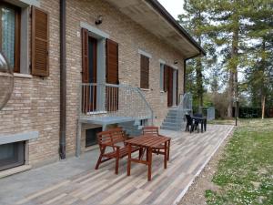una terraza con 2 sillas y una mesa en una casa en B&B IL TORCHIO-URBINO, en Urbino