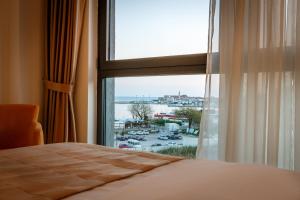 um quarto com uma janela com vista para um porto em Luxury Budva Center Apartments em Budva