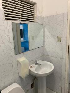Um banheiro em CP Hotel Economic
