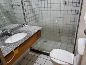 bagno con lavandino e servizi igienici di Hotel Costa Victória a Vitória