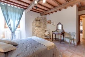 una camera da letto con un letto, un tavolo e una sedia di Podere Vignola a Pontassieve