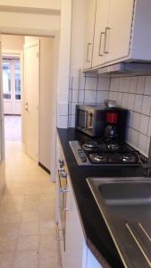 A kitchen or kitchenette at Arno's Place