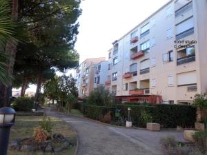 una calle vacía delante de un edificio en Appartement cap d'Agde 2 pièces - 4 personnes, en Cap d'Agde