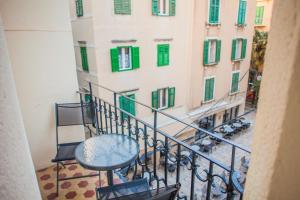 Un balcón con una mesa y sillas frente a un edificio. en Ba & Bo, en Šibenik