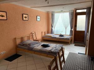 une chambre avec un lit, une table et une fenêtre dans l'établissement Belle Vue Apartrooms, à Fürth