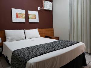 Una cama o camas en una habitación de Hotel Costa Victória