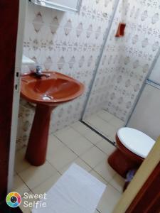 a bathroom with a sink and a toilet at Hotel Central Rosário in Jundiaí