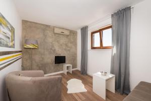a living room with a couch and a tv at Luxury 1 Bedroom Apartment in Rabac in Rabac