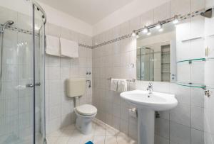 Luxury 1 Bedroom Apartment in Rabacにあるバスルーム +29枚の写真