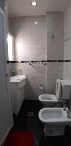 Un baño de Departamento Centrico Uriburu y Corrientes