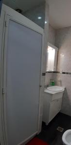 Un baño de Departamento Centrico Uriburu y Corrientes