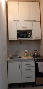 Una cocina o kitchenette en Departamento Centrico Uriburu y Corrientes
