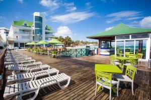 een terras met stoelen en tafels op het strand bij Hotel Lord Pierre in San Andrés