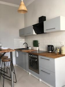 una cucina con elettrodomestici bianchi e un piano di lavoro in legno di MARZEC Apartamenty a Gniezno
