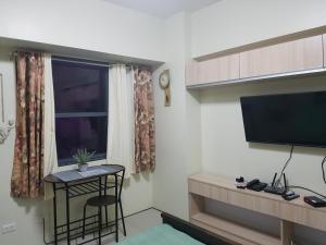 TV a/nebo společenská místnost v ubytování Horizon 101 Cebu by KC Condo