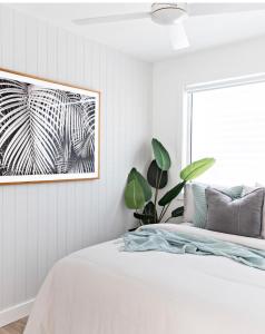 - une chambre dotée d'un lit avec une photo sur le mur dans l'établissement Swell Kiama, à Kiama