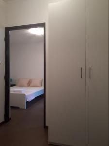 een slaapkamer met een spiegel, een bed en een kast bij Ubytovanie - súkromie v meste (2) in Bratislava