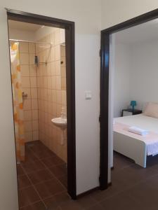 y baño con cama, ducha y aseo. en Ubytovanie - súkromie v meste (2), en Bratislava