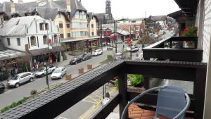 d'un balcon offrant une vue sur une rue de la ville. dans l'établissement apto centro de gramado, à Gramado