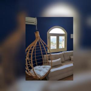 sala de estar con sofá blanco y ventana en Greek Blue Apartment, en Plakias