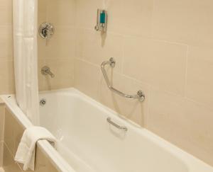 Bilik mandi di Clayton Hotel Ballsbridge