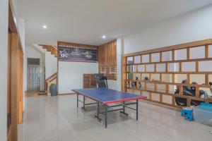 Stolní tenis v ubytování RedDoorz near Gajah Mada Pontianak nebo okolí