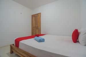 Een bed of bedden in een kamer bij RedDoorz near Gajah Mada Pontianak