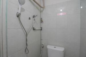Een badkamer bij RedDoorz near Gajah Mada Pontianak