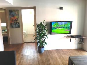 TV a/nebo společenská místnost v ubytování Reef Gateway Apartments
