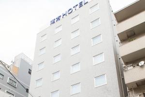 大阪的住宿－Toho Hotel Namba Motomachi，一座建筑的侧面有亚马逊标志