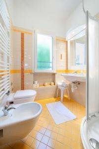 Et badeværelse på Villa Maria Apartments nel Cuore di Riccione