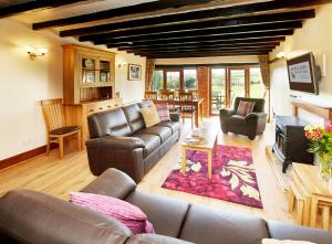 sala de estar con sofá y mesa en Experience the Peace & Quiet in the North York Moors at Rawcliffe House Farm, en Pickering