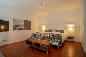 Un dormitorio con una cama y una mesa. en BECKER´S Hotel & Restaurant en Tréveris