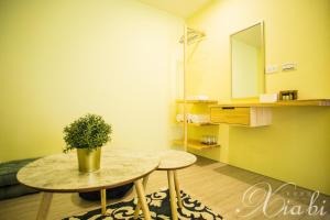 - un salon avec une table et un miroir dans l'établissement Xia Bi Garden Wedding B&B, à Magong