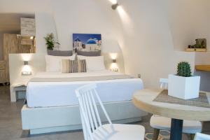 Postel nebo postele na pokoji v ubytování Stoa Cave Villas + 37 fotografií