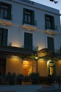 un edificio blanco con luces en el costado en Orfeas Hotel en Mitilene