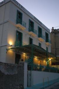 een groot wit gebouw met verlichting bij Orfeas Hotel in Mytilini