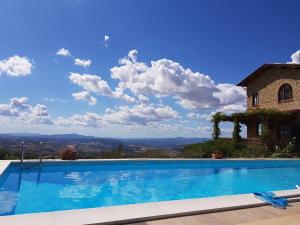 una piscina davanti a una casa di Villa Bella Costa a Monticello