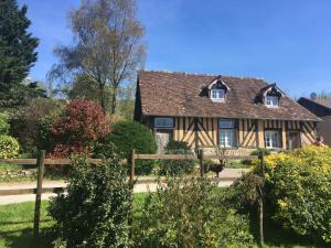 uma casa com uma cerca em frente em La Chevalerie em Pont-lʼÉvêque