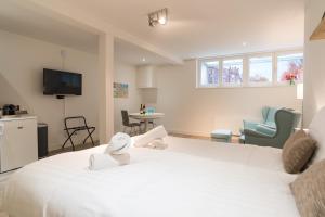 Säng eller sängar i ett rum på Clean and modern nassau canal apartment