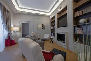 een woonkamer met witte meubels en een open haard bij Apartments Florence - Teatro Luxury in Florence