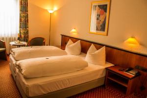Postel nebo postele na pokoji v ubytování Garni Hotel Schmaus
