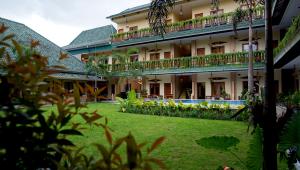 Aed väljaspool majutusasutust Diana Hotel Jogja