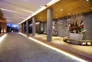 台南市にあるH Villa Innの花の壁にテーブルを設置したロビー