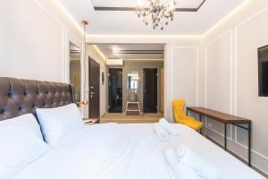 een slaapkamer met een bed, een bureau en een stoel bij Syntagma Luxury Living One “LL1” Apartments in Athene