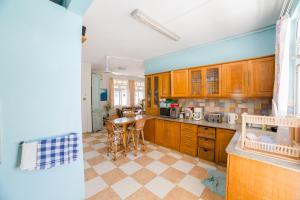 Ett kök eller pentry på Villa Bella Charming Beachfront Guesthouse
