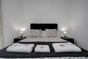 Posteľ alebo postele v izbe v ubytovaní Apartamentos Villa Serali Parking Gratis