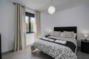 Łóżko lub łóżka w pokoju w obiekcie Apartamentos Villa Serali Parking Gratis